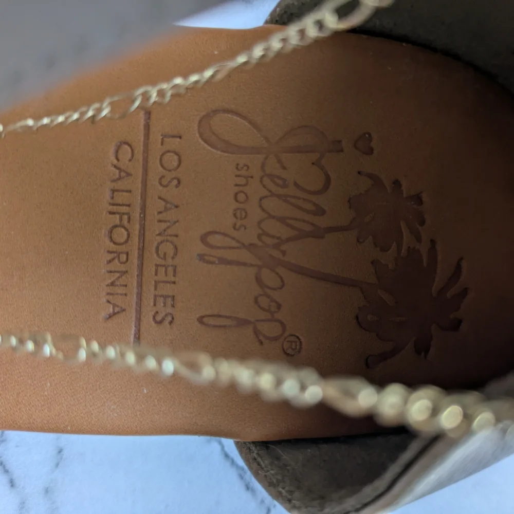 Elegant Beige Sandals with Chain Detail - Picture 5 of 5